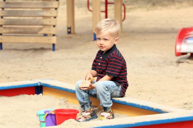 Sevimli küçük çocuk oyun alanı içinde açık havada