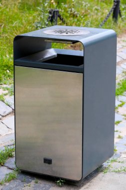 Modern metal çöp kutusu