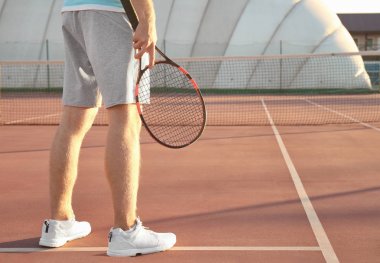 kortta Tenis oynayan genç adam