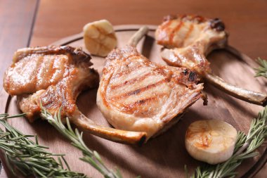 Ahşap tahta üzerinde lezzetli kaburga