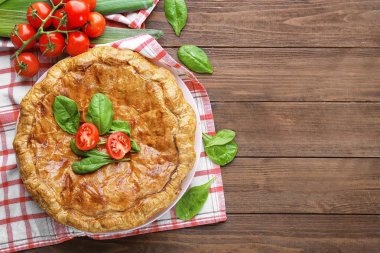 Ispanaklı masada lezzetli pasta