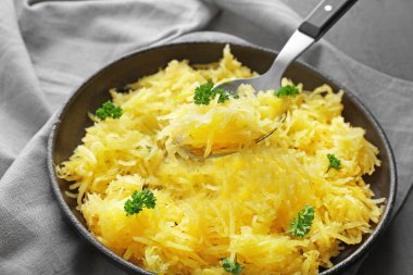 Tavada spagetti squash tablo ile