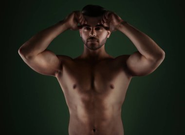 Sportif genç adam 