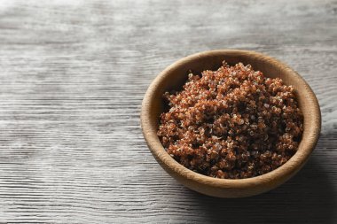 Bir kase haşlanmış quinoa tahıl