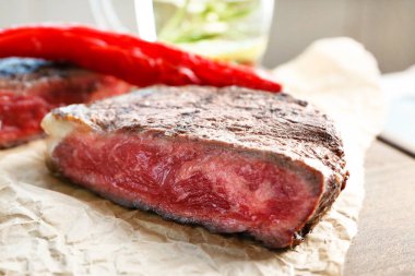 Kağıt üzerinde closeup az pişmiş biftek kesmek