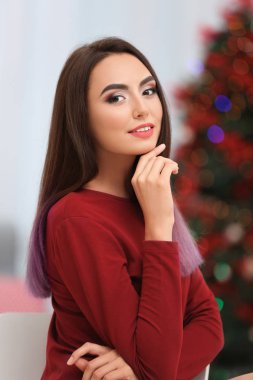 Noel arka plan bulanık, kapalı çekici genç bayan