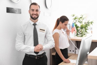 İşyerinde iki otel resepsiyonist