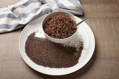 Dishware haşlanmış ve ham quinoa tahıl ile