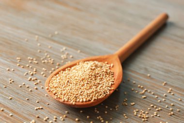 Quinoa tohumları kaşıkla 