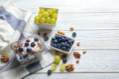 Tatlı bir yaban mersini ve quinoa ile