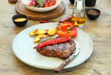 sebze ile servis biftek