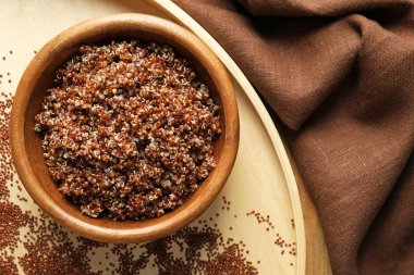 Bir kase haşlanmış quinoa tahıl