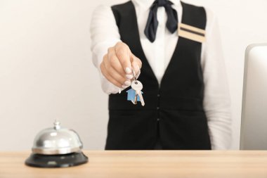 Otel, closeup oda anahtarıyla kadın resepsiyonist