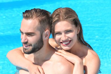 Yüzme havuzundaki çift