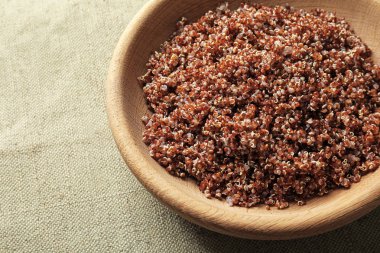 Bir kase haşlanmış quinoa tahıl