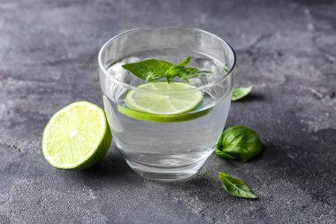 Fesleğen su tablo ile cam