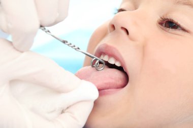 Konuşma terapisti'nın ofisinde, portre sevimli çocuk