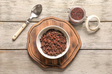 Bir kase haşlanmış quinoa tahıl