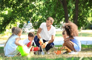 Çocuk parkında fidan dikim öğretmen ile grup