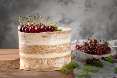 kek kiraz ile dekore edilmiş 