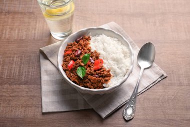 Chili con carne pilav ile servis