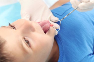 Konuşma terapisti'nın ofisinde, portre sevimli çocuk