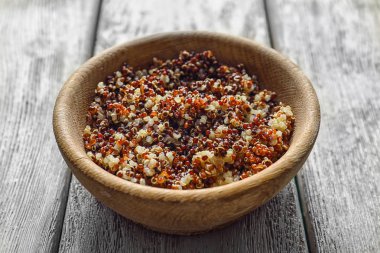 Bir kase haşlanmış quinoa tahıl