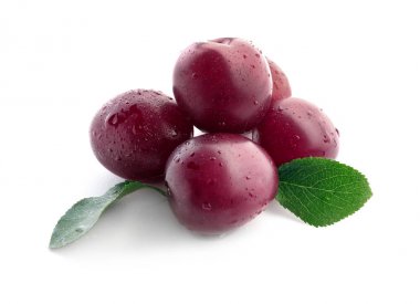 Beyaz arka plan üzerinde olgunlaşmış taze Erik