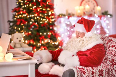 Koltuk odasında uyuyan otantik Noel Baba Noel için dekore edilmiştir.