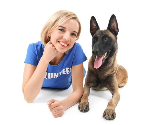 Joven voluntaria con perro sin hogar — Foto de Stock