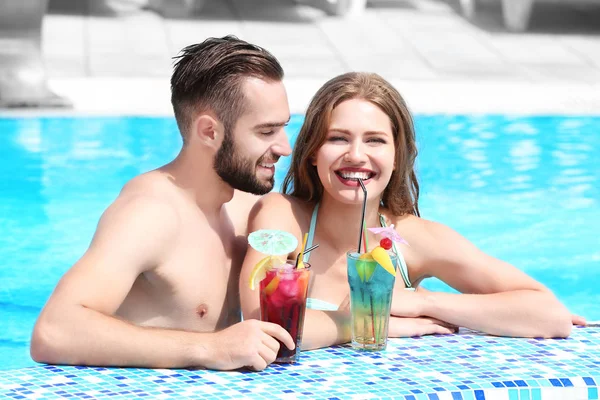 Glückliches Paar trinkt Cocktails — Stockfoto