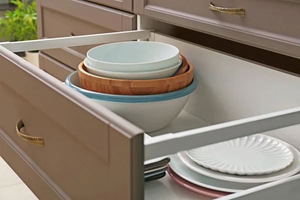 Набор посуды в кухонном ящике — стоковое фото