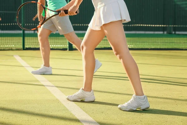 Jovem casal jogando tênis na quadra — Fotografia de Stock