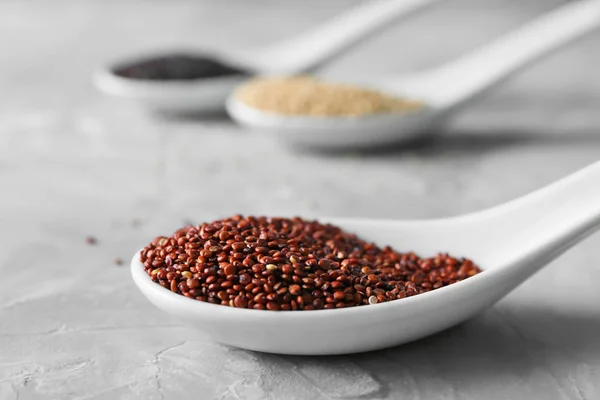 Quinoa tohumları kaşıkla — Stok fotoğraf