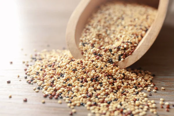 Skopa med rå quinoa kärnor — Stockfoto