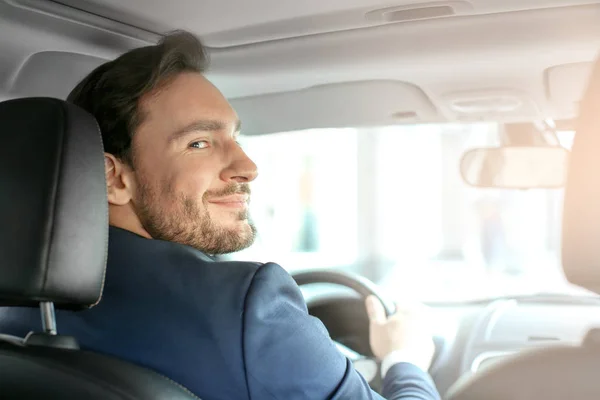 Schöner männlicher Fahrer im Auto — Stockfoto