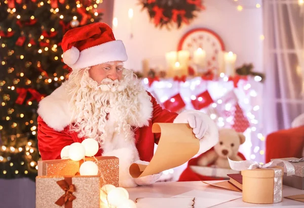 Authentieke Kerstman met vel papier in de kamer is ingericht voor Kerstmis — Stockfoto