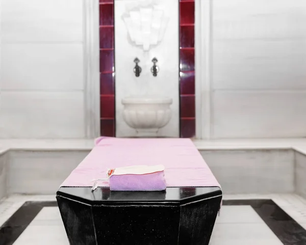 Pierre de ventre en marbre dans le hammam — Photo