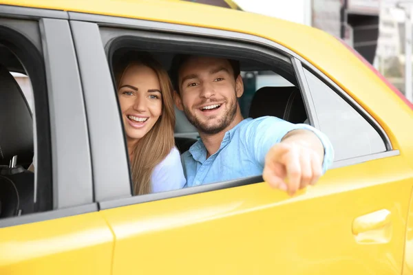 Mladý pár sedící v taxi autě — Stock fotografie