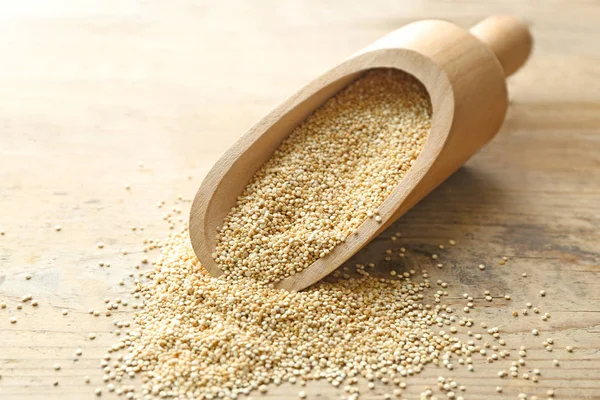 Skopa med rå quinoa kärnor — Stockfoto