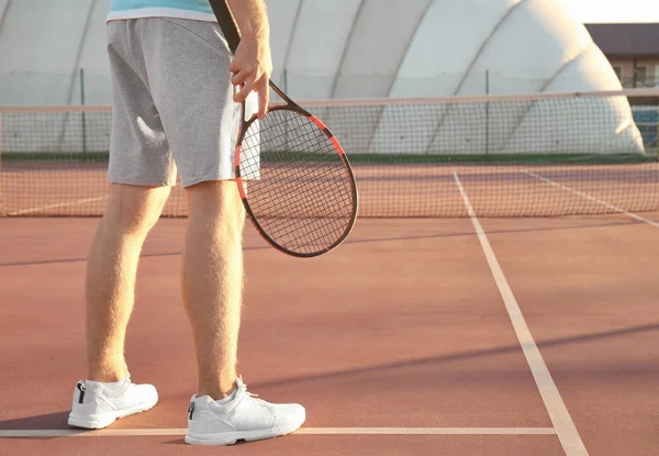 kortta Tenis oynayan genç adam