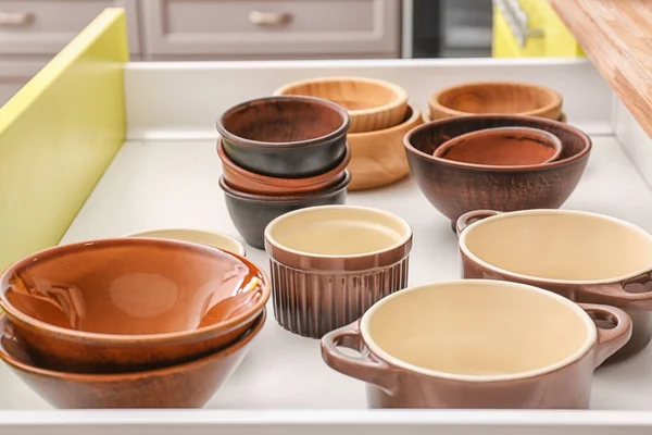 Набор посуды в кухонном ящике — стоковое фото