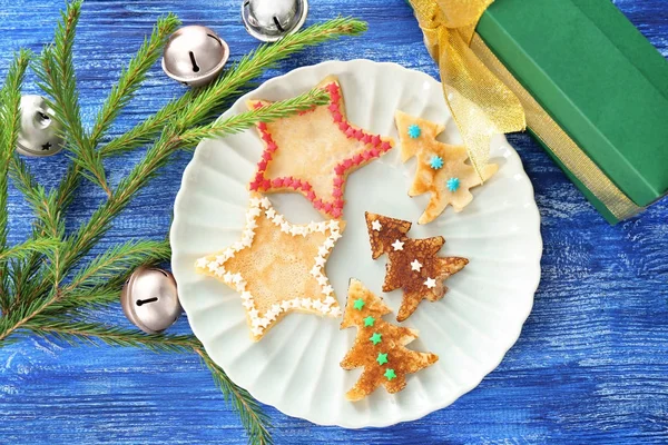 おいしいモミの木と星色の木製の背景にパンケーキのプレート — ストック写真