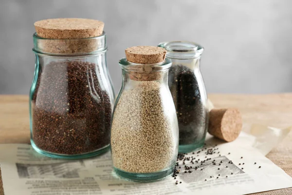 Diferentes sementes de quinoa — Fotografia de Stock