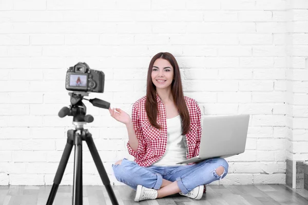 Žena nahrávání videa — Stock fotografie