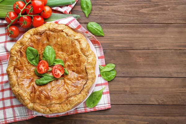 Lekkere taart met spinazie op tafel — Stockfoto