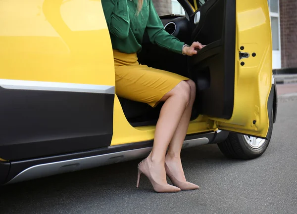 Mujer joven en coche de taxi —  Fotos de Stock