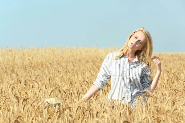 Young woman in wheat field — Stock Photo, Image