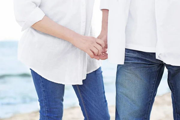 Paar spaziert am Strand — Stockfoto