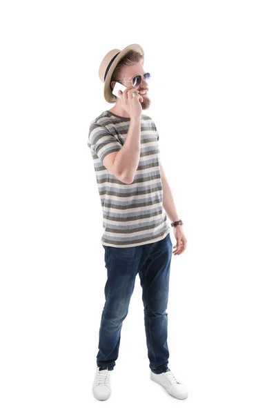 Jeune homme hipster parlant au téléphone sur fond blanc — Photo